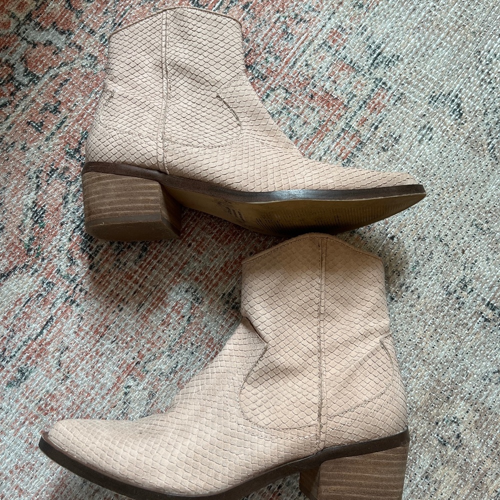Report Light Rose Snakeskin Ankle Western Boot - 7